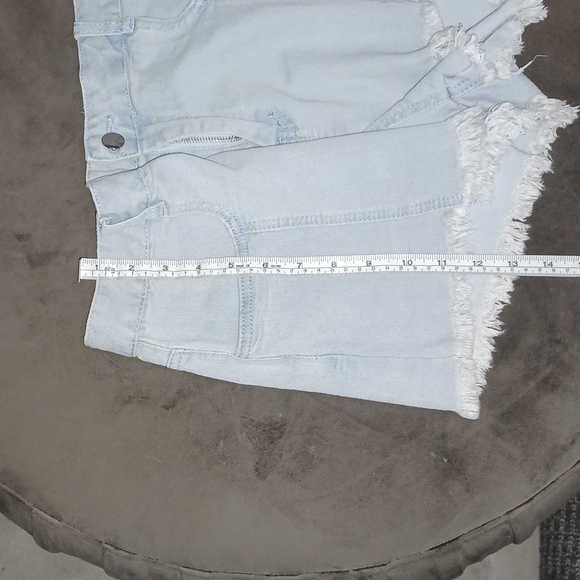 Women's Large frayed  jeans shorts. - Picture 4 of 7